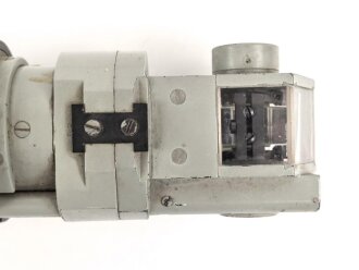 Pz.B.W.F.8  ( Panzer Beobachtungs Winkel Fernrohr für Bunkeranlagen ) Originallack, klare Durchsicht, Strichplatte deutlich. Guter Zustand
