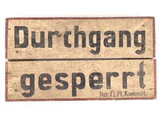 Luftwaffe, Holzschild " Durchgang gesperrt" Der Flug Platz Kommandant. Originallack, ungereinigtes Stück, Maße 28 x 50cm. Aus einem keller Nahe dem ehemaligen Flugplatz Huchenfeld bei Pforzheim.