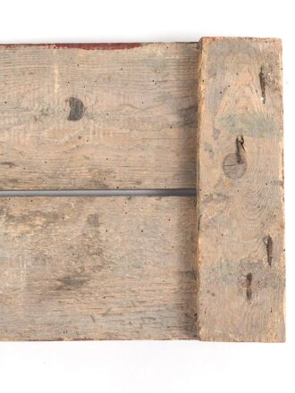 Luftwaffe, Holzschild " Durchgang gesperrt" Der Flug Platz Kommandant. Originallack, ungereinigtes Stück, Maße 28 x 50cm. Aus einem keller Nahe dem ehemaligen Flugplatz Huchenfeld bei Pforzheim.