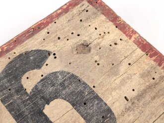 Luftwaffe, Holzschild " Durchgang gesperrt" Der Flug Platz Kommandant. Originallack, ungereinigtes Stück, Maße 28 x 50cm. Aus einem keller Nahe dem ehemaligen Flugplatz Huchenfeld bei Pforzheim.