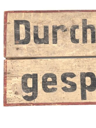 Luftwaffe, Holzschild " Durchgang gesperrt" Der Flug Platz Kommandant. Originallack, ungereinigtes Stück, Maße 28 x 50cm. Aus einem keller Nahe dem ehemaligen Flugplatz Huchenfeld bei Pforzheim.