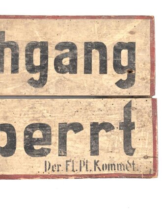 Luftwaffe, Holzschild " Durchgang gesperrt" Der Flug Platz Kommandant. Originallack, ungereinigtes Stück, Maße 28 x 50cm. Aus einem keller Nahe dem ehemaligen Flugplatz Huchenfeld bei Pforzheim.