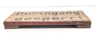 Luftwaffe, Holzschild " Durchgang gesperrt" Der Flug Platz Kommandant. Originallack, ungereinigtes Stück, Maße 28 x 50cm. Aus einem keller Nahe dem ehemaligen Flugplatz Huchenfeld bei Pforzheim.