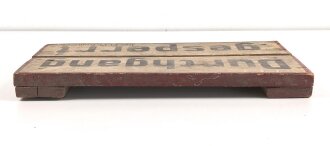 Luftwaffe, Holzschild " Durchgang gesperrt" Der Flug Platz Kommandant. Originallack, ungereinigtes Stück, Maße 28 x 50cm. Aus einem keller Nahe dem ehemaligen Flugplatz Huchenfeld bei Pforzheim.