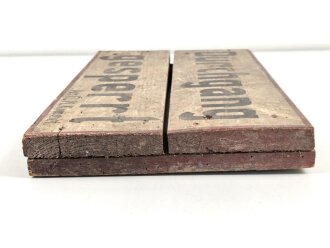 Luftwaffe, Holzschild " Durchgang gesperrt" Der Flug Platz Kommandant. Originallack, ungereinigtes Stück, Maße 28 x 50cm. Aus einem keller Nahe dem ehemaligen Flugplatz Huchenfeld bei Pforzheim.