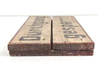 Luftwaffe, Holzschild " Durchgang gesperrt" Der Flug Platz Kommandant. Originallack, ungereinigtes Stück, Maße 28 x 50cm. Aus einem keller Nahe dem ehemaligen Flugplatz Huchenfeld bei Pforzheim.