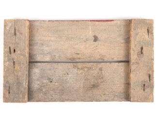 Luftwaffe, Holzschild " Durchgang gesperrt" Der Flug Platz Kommandant. Originallack, ungereinigtes Stück, Maße 28 x 50cm. Aus einem keller Nahe dem ehemaligen Flugplatz Huchenfeld bei Pforzheim.
