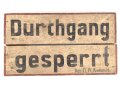 Luftwaffe, Holzschild " Durchgang gesperrt" Der Flug Platz Kommandant. Originallack, ungereinigtes Stück, Maße 28 x 50cm. Aus einem keller Nahe dem ehemaligen Flugplatz Huchenfeld bei Pforzheim.