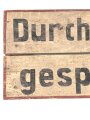 Luftwaffe, Holzschild " Durchgang gesperrt" Der Flug Platz Kommandant. Originallack, ungereinigtes Stück, Maße 28 x 50cm. Aus einem keller Nahe dem ehemaligen Flugplatz Huchenfeld bei Pforzheim.