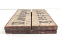 Luftwaffe, Holzschild " Durchgang gesperrt" Der Flug Platz Kommandant. Originallack, ungereinigtes Stück, Maße 28 x 50cm. Aus einem keller Nahe dem ehemaligen Flugplatz Huchenfeld bei Pforzheim.