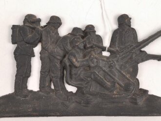 Eisenguß Relief 2cm Flak mit Bedienung Darstellend....