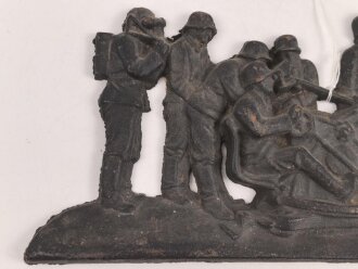 Eisenguß Relief 2cm Flak mit Bedienung Darstellend. Breite des "Sockel" 22cm