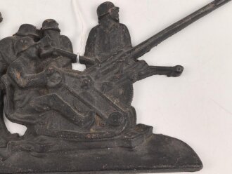 Eisenguß Relief 2cm Flak mit Bedienung Darstellend. Breite des "Sockel" 22cm