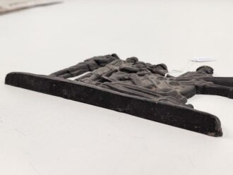Eisenguß Relief 2cm Flak mit Bedienung Darstellend. Breite des "Sockel" 22cm