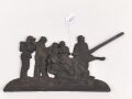 Eisenguß Relief 2cm Flak mit Bedienung Darstellend. Breite des "Sockel" 22cm