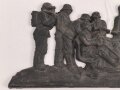 Eisenguß Relief 2cm Flak mit Bedienung Darstellend. Breite des "Sockel" 22cm