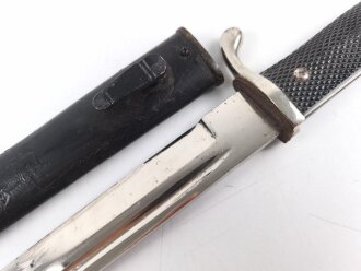Extraseitengewehr KS98 Wehrmacht. Saubere Klinge von Eickhorn Solingen, die Scheide mit Koppelwachs vom Ausgehkoppel überzogen. Guter Gesamtzustand