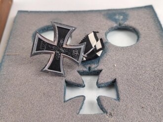 1. Weltkrieg, Bilderrahmen mit Auszeichnungen, enthalten ein Eisernes Kreuz 2. Klasse 1914, ein Abzeichn in Form eines Ski " Stafette 1914" sowie ein Mitgliedsabzeichen eines Skiverbandes, der Rest fehlt leider. Maße des Rahmen 19,5 x 27,5 cm