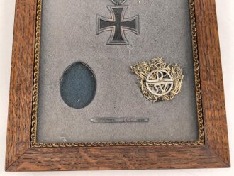 1. Weltkrieg, Bilderrahmen mit Auszeichnungen, enthalten ein Eisernes Kreuz 2. Klasse 1914, ein Abzeichn in Form eines Ski " Stafette 1914" sowie ein Mitgliedsabzeichen eines Skiverbandes, der Rest fehlt leider. Maße des Rahmen 19,5 x 27,5 cm