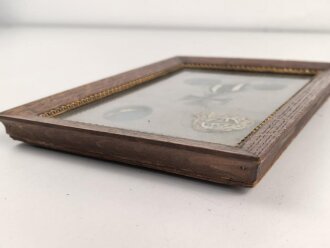 1. Weltkrieg, Bilderrahmen mit Auszeichnungen, enthalten ein Eisernes Kreuz 2. Klasse 1914, ein Abzeichn in Form eines Ski " Stafette 1914" sowie ein Mitgliedsabzeichen eines Skiverbandes, der Rest fehlt leider. Maße des Rahmen 19,5 x 27,5 cm