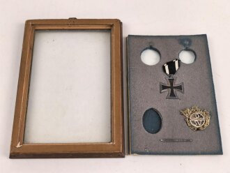 1. Weltkrieg, Bilderrahmen mit Auszeichnungen, enthalten ein Eisernes Kreuz 2. Klasse 1914, ein Abzeichn in Form eines Ski " Stafette 1914" sowie ein Mitgliedsabzeichen eines Skiverbandes, der Rest fehlt leider. Maße des Rahmen 19,5 x 27,5 cm