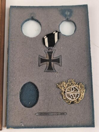 1. Weltkrieg, Bilderrahmen mit Auszeichnungen, enthalten ein Eisernes Kreuz 2. Klasse 1914, ein Abzeichn in Form eines Ski " Stafette 1914" sowie ein Mitgliedsabzeichen eines Skiverbandes, der Rest fehlt leider. Maße des Rahmen 19,5 x 27,5 cm