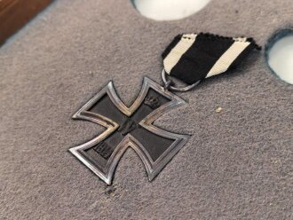 1. Weltkrieg, Bilderrahmen mit Auszeichnungen, enthalten ein Eisernes Kreuz 2. Klasse 1914, ein Abzeichn in Form eines Ski " Stafette 1914" sowie ein Mitgliedsabzeichen eines Skiverbandes, der Rest fehlt leider. Maße des Rahmen 19,5 x 27,5 cm