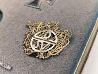 1. Weltkrieg, Bilderrahmen mit Auszeichnungen, enthalten ein Eisernes Kreuz 2. Klasse 1914, ein Abzeichn in Form eines Ski " Stafette 1914" sowie ein Mitgliedsabzeichen eines Skiverbandes, der Rest fehlt leider. Maße des Rahmen 19,5 x 27,5 cm