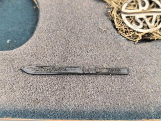 1. Weltkrieg, Bilderrahmen mit Auszeichnungen, enthalten ein Eisernes Kreuz 2. Klasse 1914, ein Abzeichn in Form eines Ski " Stafette 1914" sowie ein Mitgliedsabzeichen eines Skiverbandes, der Rest fehlt leider. Maße des Rahmen 19,5 x 27,5 cm