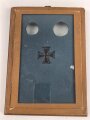 1. Weltkrieg, Bilderrahmen mit Auszeichnungen, enthalten ein Eisernes Kreuz 2. Klasse 1914, ein Abzeichn in Form eines Ski " Stafette 1914" sowie ein Mitgliedsabzeichen eines Skiverbandes, der Rest fehlt leider. Maße des Rahmen 19,5 x 27,5 cm