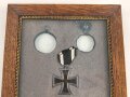 1. Weltkrieg, Bilderrahmen mit Auszeichnungen, enthalten ein Eisernes Kreuz 2. Klasse 1914, ein Abzeichn in Form eines Ski " Stafette 1914" sowie ein Mitgliedsabzeichen eines Skiverbandes, der Rest fehlt leider. Maße des Rahmen 19,5 x 27,5 cm