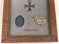 1. Weltkrieg, Bilderrahmen mit Auszeichnungen, enthalten ein Eisernes Kreuz 2. Klasse 1914, ein Abzeichn in Form eines Ski " Stafette 1914" sowie ein Mitgliedsabzeichen eines Skiverbandes, der Rest fehlt leider. Maße des Rahmen 19,5 x 27,5 cm