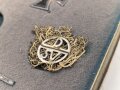 1. Weltkrieg, Bilderrahmen mit Auszeichnungen, enthalten ein Eisernes Kreuz 2. Klasse 1914, ein Abzeichn in Form eines Ski " Stafette 1914" sowie ein Mitgliedsabzeichen eines Skiverbandes, der Rest fehlt leider. Maße des Rahmen 19,5 x 27,5 cm