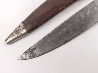 1. Weltkrieg Infanterie Regiment 164, Verliehener Grabendolch " Für hervorragende Tapferkeit Regt. 164" , dazu eine gusseiserne Erinnerungsplakette. Durchmesser der Plakette 22cm, das Namensschild aus Messing aufpoliert. Sehr seltener Grabendolch, leider