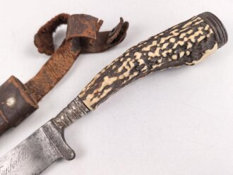 1. Weltkrieg Infanterie Regiment 164, Verliehener Grabendolch " Für hervorragende Tapferkeit Regt. 164" , dazu eine gusseiserne Erinnerungsplakette. Durchmesser der Plakette 22cm, das Namensschild aus Messing aufpoliert. Sehr seltener Grabendolch, leider