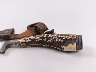 1. Weltkrieg Infanterie Regiment 164, Verliehener Grabendolch " Für hervorragende Tapferkeit Regt. 164" , dazu eine gusseiserne Erinnerungsplakette. Durchmesser der Plakette 22cm, das Namensschild aus Messing aufpoliert. Sehr seltener Grabendolch, leider