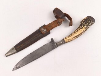 1. Weltkrieg Infanterie Regiment 164, Verliehener Grabendolch " Für hervorragende Tapferkeit Regt. 164" , dazu eine gusseiserne Erinnerungsplakette. Durchmesser der Plakette 22cm, das Namensschild aus Messing aufpoliert. Sehr seltener Grabendolch, leider