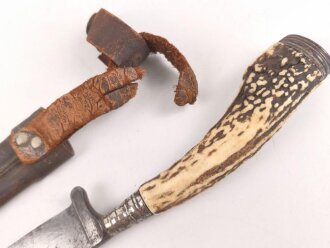 1. Weltkrieg Infanterie Regiment 164, Verliehener Grabendolch " Für hervorragende Tapferkeit Regt. 164" , dazu eine gusseiserne Erinnerungsplakette. Durchmesser der Plakette 22cm, das Namensschild aus Messing aufpoliert. Sehr seltener Grabendolch, leider