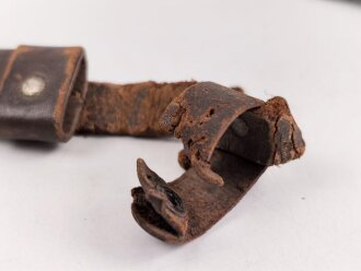 1. Weltkrieg Infanterie Regiment 164, Verliehener Grabendolch " Für hervorragende Tapferkeit Regt. 164" , dazu eine gusseiserne Erinnerungsplakette. Durchmesser der Plakette 22cm, das Namensschild aus Messing aufpoliert. Sehr seltener Grabendolch, leider