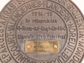 1. Weltkrieg Infanterie Regiment 164, Verliehener Grabendolch " Für hervorragende Tapferkeit Regt. 164" , dazu eine gusseiserne Erinnerungsplakette. Durchmesser der Plakette 22cm, das Namensschild aus Messing aufpoliert. Sehr seltener Grabendolch, leider