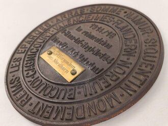 1. Weltkrieg Infanterie Regiment 164, Verliehener Grabendolch " Für hervorragende Tapferkeit Regt. 164" , dazu eine gusseiserne Erinnerungsplakette. Durchmesser der Plakette 22cm, das Namensschild aus Messing aufpoliert. Sehr seltener Grabendolch, leider