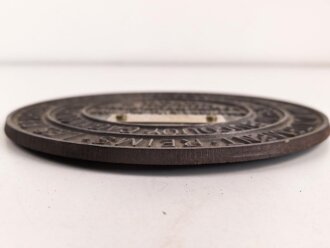 1. Weltkrieg Infanterie Regiment 164, Verliehener Grabendolch " Für hervorragende Tapferkeit Regt. 164" , dazu eine gusseiserne Erinnerungsplakette. Durchmesser der Plakette 22cm, das Namensschild aus Messing aufpoliert. Sehr seltener Grabendolch, leider