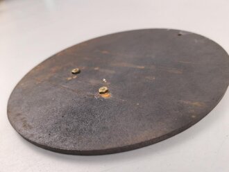 1. Weltkrieg Infanterie Regiment 164, Verliehener Grabendolch " Für hervorragende Tapferkeit Regt. 164" , dazu eine gusseiserne Erinnerungsplakette. Durchmesser der Plakette 22cm, das Namensschild aus Messing aufpoliert. Sehr seltener Grabendolch, leider