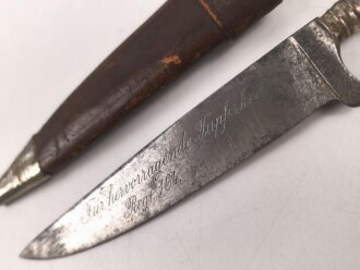 1. Weltkrieg Infanterie Regiment 164, Verliehener Grabendolch " Für hervorragende Tapferkeit Regt. 164" , dazu eine gusseiserne Erinnerungsplakette. Durchmesser der Plakette 22cm, das Namensschild aus Messing aufpoliert. Sehr seltener Grabendolch, leider