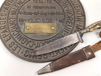 1. Weltkrieg Infanterie Regiment 164, Verliehener Grabendolch " Für hervorragende Tapferkeit Regt. 164" , dazu eine gusseiserne Erinnerungsplakette. Durchmesser der Plakette 22cm, das Namensschild aus Messing aufpoliert. Sehr seltener Grabendolch