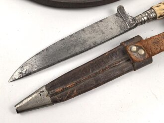 1. Weltkrieg Infanterie Regiment 164, Verliehener Grabendolch " Für hervorragende Tapferkeit Regt. 164" , dazu eine gusseiserne Erinnerungsplakette. Durchmesser der Plakette 22cm, das Namensschild aus Messing aufpoliert. Sehr seltener Grabendolch