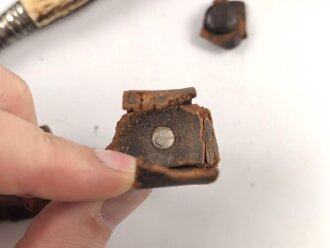 1. Weltkrieg Infanterie Regiment 164, Verliehener Grabendolch " Für hervorragende Tapferkeit Regt. 164" , dazu eine gusseiserne Erinnerungsplakette. Durchmesser der Plakette 22cm, das Namensschild aus Messing aufpoliert. Sehr seltener Grabendolch