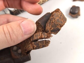 1. Weltkrieg Infanterie Regiment 164, Verliehener Grabendolch " Für hervorragende Tapferkeit Regt. 164" , dazu eine gusseiserne Erinnerungsplakette. Durchmesser der Plakette 22cm, das Namensschild aus Messing aufpoliert. Sehr seltener Grabendolch