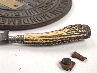 1. Weltkrieg Infanterie Regiment 164, Verliehener Grabendolch " Für hervorragende Tapferkeit Regt. 164" , dazu eine gusseiserne Erinnerungsplakette. Durchmesser der Plakette 22cm, das Namensschild aus Messing aufpoliert. Sehr seltener Grabendolch