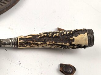 1. Weltkrieg Infanterie Regiment 164, Verliehener Grabendolch " Für hervorragende Tapferkeit Regt. 164" , dazu eine gusseiserne Erinnerungsplakette. Durchmesser der Plakette 22cm, das Namensschild aus Messing aufpoliert. Sehr seltener Grabendolch